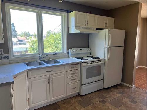 605 7 Ave, Fox Creek, AB - Indoor Photo Showing Kitchen With Double Sink