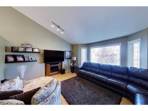 909 61 Street, Edson, AB - Indoor Photo Showing Living Room