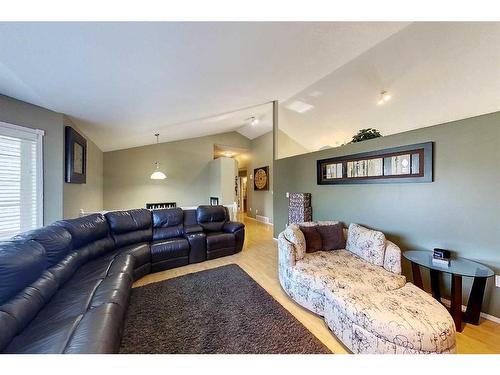 909 61 Street, Edson, AB - Indoor Photo Showing Living Room