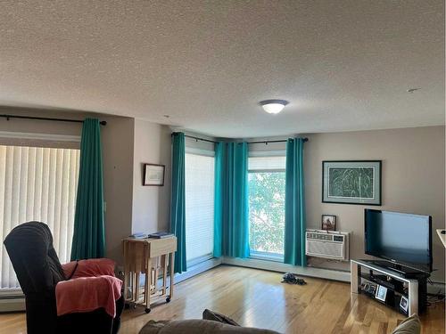 207-5037 7 Avenue, Edson, AB - Indoor Photo Showing Living Room