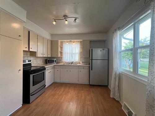 4605 7 Avenue, Edson, AB - Indoor Photo Showing Kitchen With Double Sink