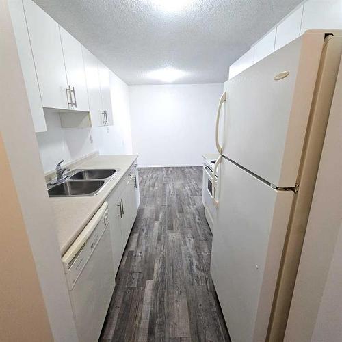 104A-5611 10 Avenue, Edson, AB - Indoor Photo Showing Kitchen With Double Sink