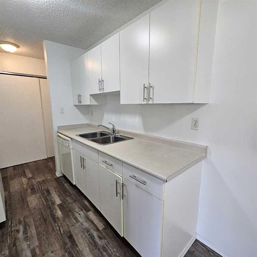 104A-5611 10 Avenue, Edson, AB - Indoor Photo Showing Kitchen With Double Sink