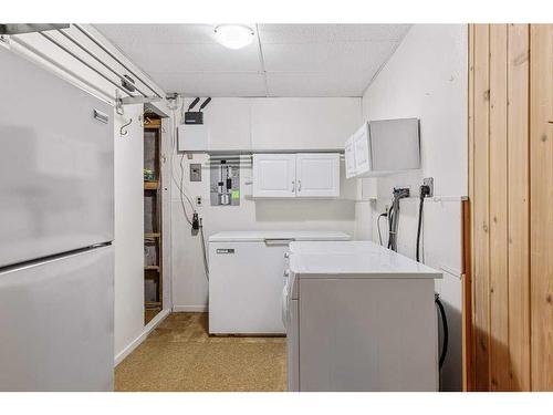 1102 10Th Avenue, Canmore, AB - Indoor Photo Showing Laundry Room