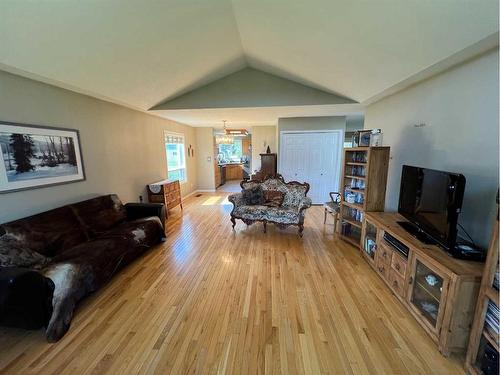 301-25518 505B Township, Rural Yellowhead County, AB - Indoor Photo Showing Living Room