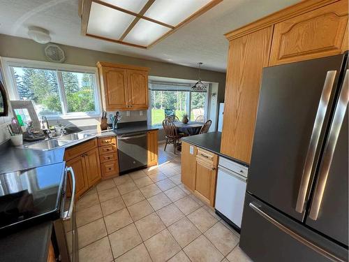 301-25518 505B Township, Rural Yellowhead County, AB - Indoor Photo Showing Kitchen