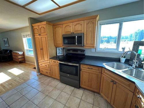 301-25518 505B Township, Rural Yellowhead County, AB - Indoor Photo Showing Kitchen With Double Sink