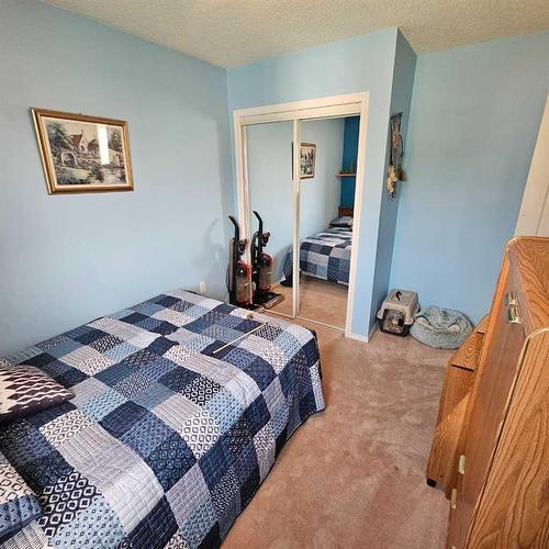 5014 9 Avenue, Edson, AB - Indoor Photo Showing Bedroom