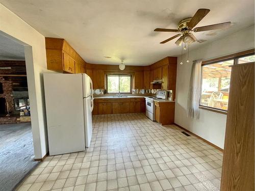 18501 Township Road 521A, Rural Yellowhead County, AB - Indoor Photo Showing Kitchen