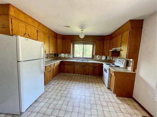 18501 Township Road 521A, Rural Yellowhead County, AB - Indoor Photo Showing Kitchen With Double Sink