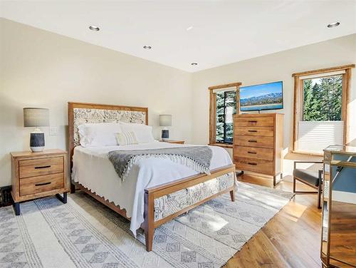 Creekside - 1-701 Mallard Alley, Canmore, AB - Indoor Photo Showing Bedroom