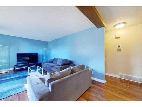 320 5 Street Ne, Slave Lake, AB - Indoor Photo Showing Living Room