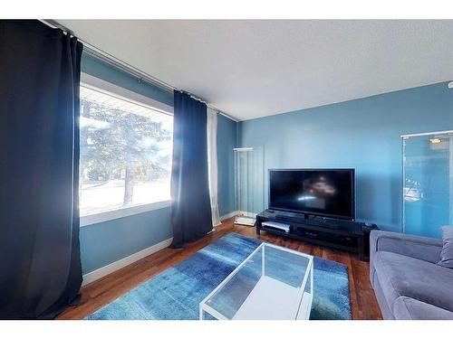 320 5 Street Ne, Slave Lake, AB - Indoor Photo Showing Living Room