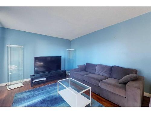 320 5 Street Ne, Slave Lake, AB - Indoor Photo Showing Living Room