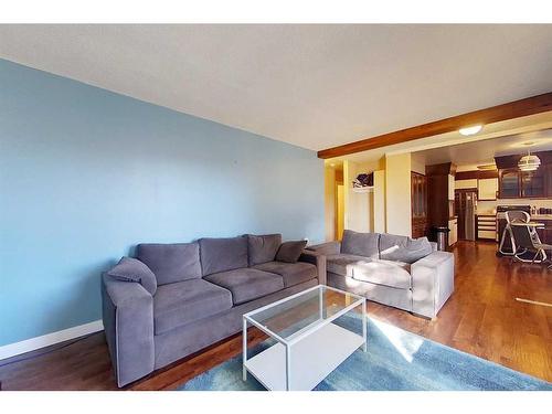 320 5 Street Ne, Slave Lake, AB - Indoor Photo Showing Living Room