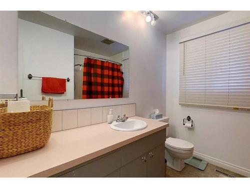 320 5 Street Ne, Slave Lake, AB - Indoor Photo Showing Bathroom