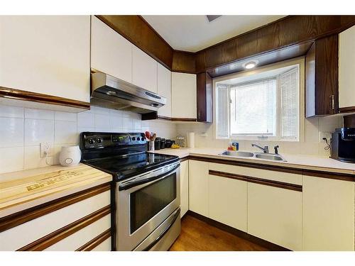 320 5 Street Ne, Slave Lake, AB - Indoor Photo Showing Kitchen With Double Sink