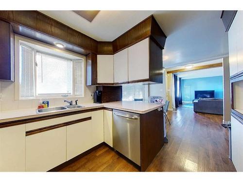 320 5 Street Ne, Slave Lake, AB - Indoor Photo Showing Kitchen With Double Sink