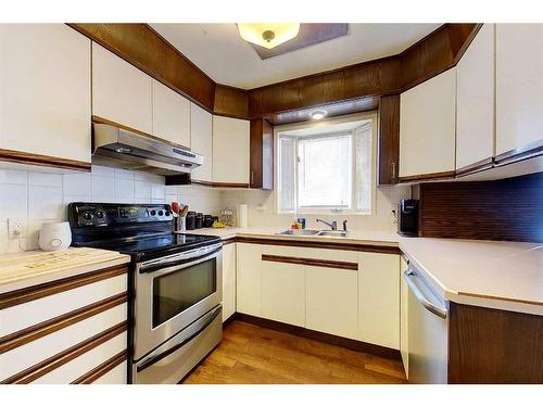 320 5 Street Ne, Slave Lake, AB - Indoor Photo Showing Kitchen With Double Sink