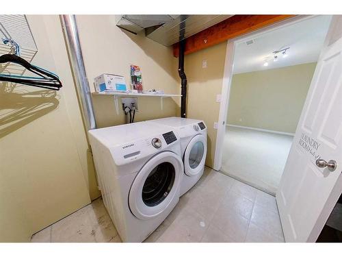 109-116 6 Avenue Ne, Slave Lake, AB - Indoor Photo Showing Laundry Room