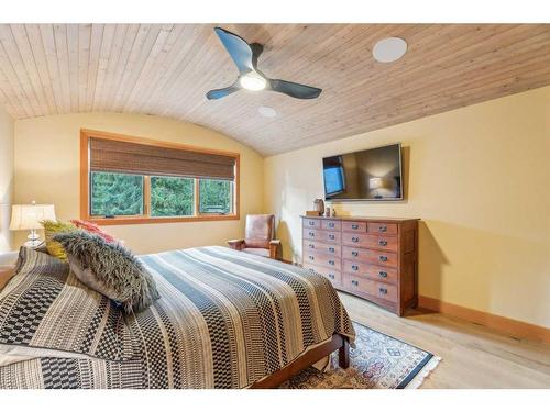 517 4Th Street, Canmore, AB - Indoor Photo Showing Bedroom