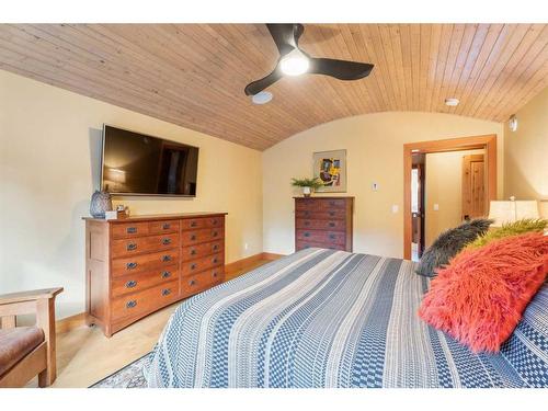 517 4Th Street, Canmore, AB - Indoor Photo Showing Bedroom