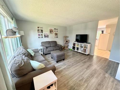 43 Kimzey Crossing, Whitecourt, AB - Indoor Photo Showing Living Room