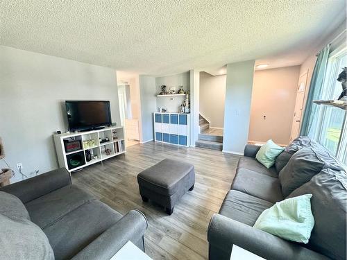 43 Kimzey Crossing, Whitecourt, AB - Indoor Photo Showing Living Room