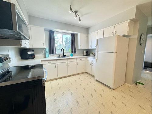 43 Kimzey Crossing, Whitecourt, AB - Indoor Photo Showing Kitchen