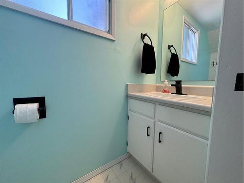 43 Kimzey Crossing, Whitecourt, AB - Indoor Photo Showing Bathroom