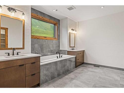 1308 Three Sisters Parkway, Canmore, AB - Indoor Photo Showing Bathroom