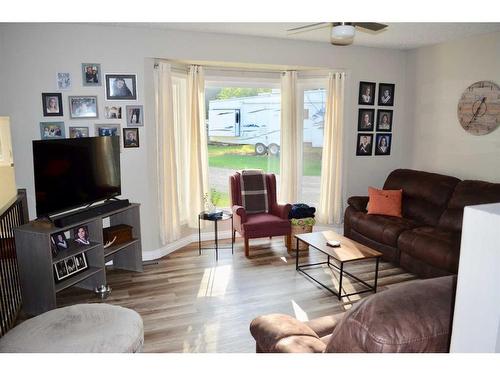 652023 Range Road 223.5, Rural Athabasca County, AB - Indoor Photo Showing Living Room