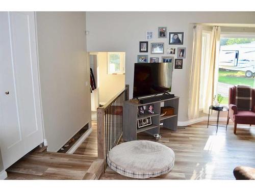 652023 Range Road 223.5, Rural Athabasca County, AB - Indoor Photo Showing Living Room