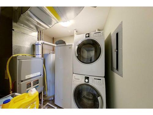 104-605 6 Avenue Se, Slave Lake, AB - Indoor Photo Showing Laundry Room