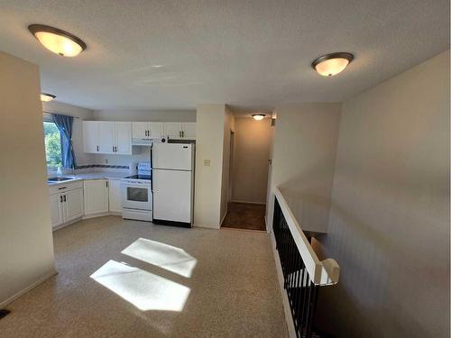 607 7 Avenue, Fox Creek, AB - Indoor Photo Showing Kitchen With Double Sink