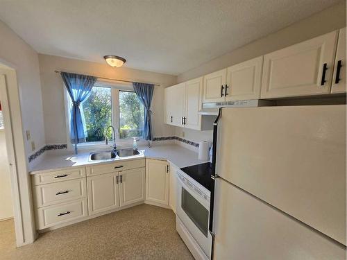 607 7 Avenue, Fox Creek, AB - Indoor Photo Showing Kitchen With Double Sink