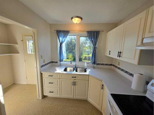 607 7 Avenue, Fox Creek, AB - Indoor Photo Showing Kitchen With Double Sink