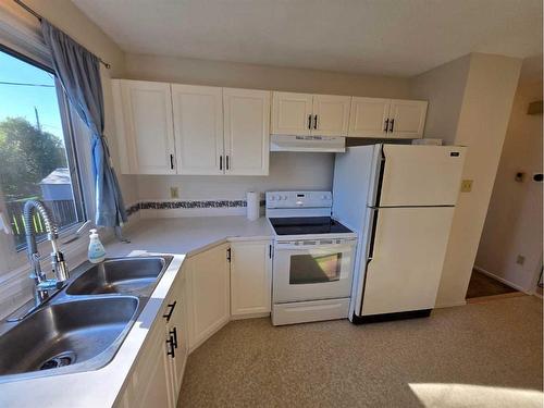 607 7 Avenue, Fox Creek, AB - Indoor Photo Showing Kitchen With Double Sink