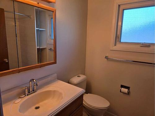 607 7 Avenue, Fox Creek, AB - Indoor Photo Showing Bathroom