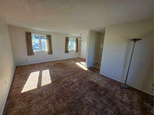 607 7 Avenue, Fox Creek, AB - Indoor Photo Showing Other Room