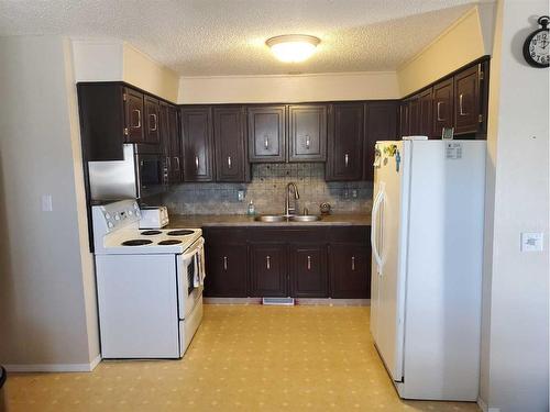 1421 53 Street, Edson, AB - Indoor Photo Showing Kitchen With Double Sink