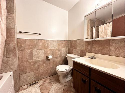 4705 46 Avenue, Mayerthorpe, AB - Indoor Photo Showing Bathroom