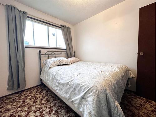 4705 46 Avenue, Mayerthorpe, AB - Indoor Photo Showing Bedroom