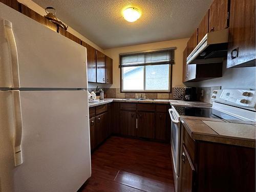 4705 46 Avenue, Mayerthorpe, AB - Indoor Photo Showing Kitchen With Double Sink