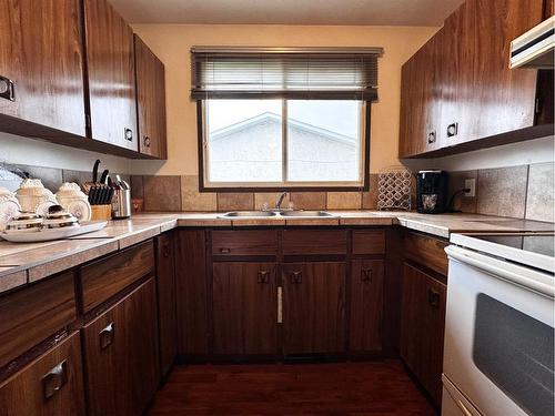 4705 46 Avenue, Mayerthorpe, AB - Indoor Photo Showing Kitchen With Double Sink