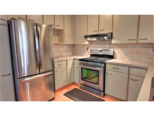 319 Silvertip Close, Canmore, AB - Indoor Photo Showing Kitchen