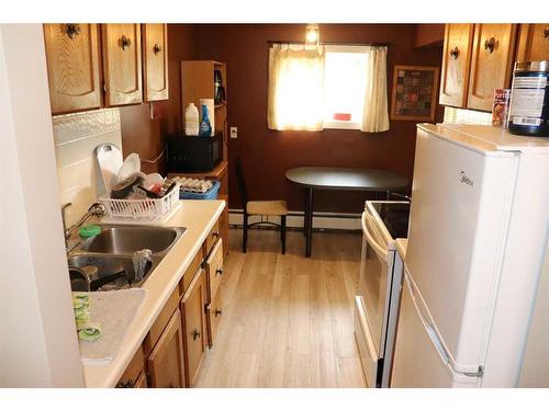 4-506 41 Street, Edson, AB - Indoor Photo Showing Kitchen With Double Sink