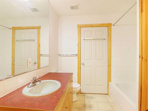 4-833 7Th Street, Canmore, AB - Indoor Photo Showing Bathroom