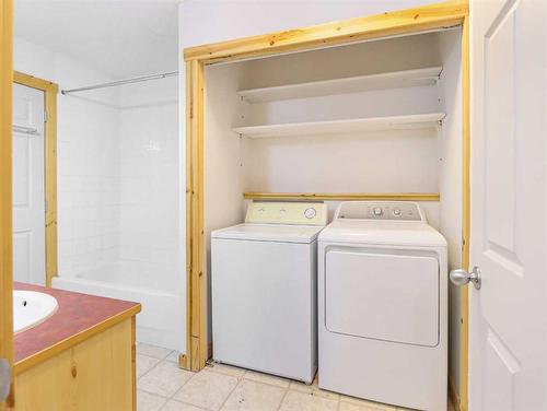 4-833 7Th Street, Canmore, AB - Indoor Photo Showing Laundry Room