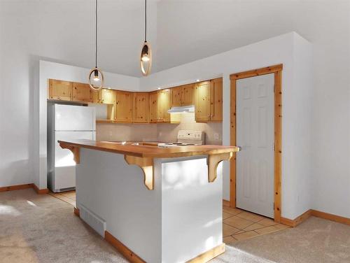 4-833 7Th Street, Canmore, AB - Indoor Photo Showing Kitchen